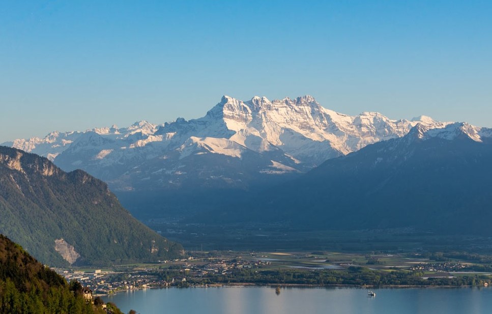 Vue sur les Dents du Midi depuis le Léman